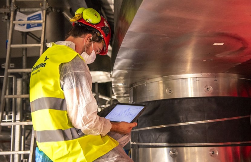 Sur les « supports du cryostat », de pièces cylindriques qui agissent comme des rotules, pèse toute la masse (23 000 tonnes) du tokamak. L'hygrométrie de leur environnement doit être contrôlée de manière très régulière tandis que des inspections visuelles assurent qu'aucune trace de graisse, de poussière ou d'humidité n'affecte leur intégrité. (Click to view larger version...)